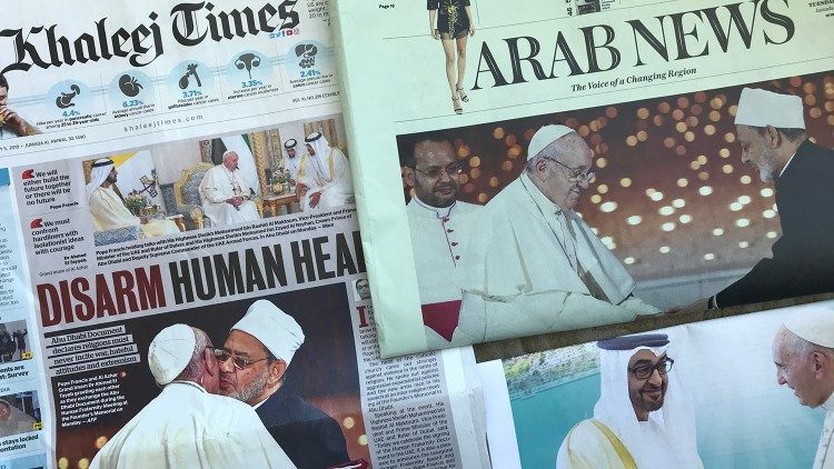 Une revue de presse du monde arabe lors de la signature du Document sur la fraternité humaine, en février 2019.