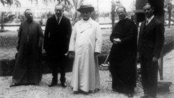 Papa Pio XI con Guglielmo MarconiAEM.jpg
