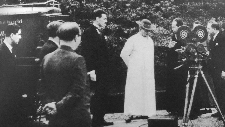 12 febbraio 1931, Pio XI con i cineoperatori della Paramount