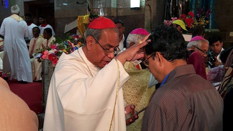 Le cardinal Patrick D'Rozario, archevêque de Dacca, célébrant une messe à Calcutta (Inde) à l'occasion de la Journée mondiale des Malades, le 11 février 2019