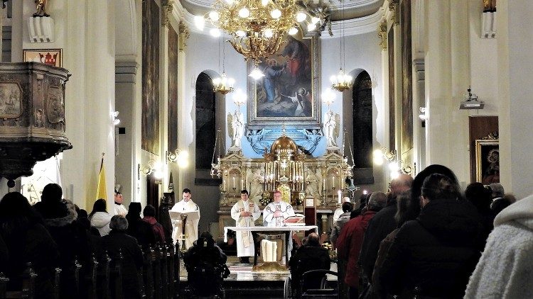 Mons Alojzij Cvikl ha presiedutto la messa e ha conferito unzione degli infermi nella chiesa di san Pietro a Lubiana 1.jpg