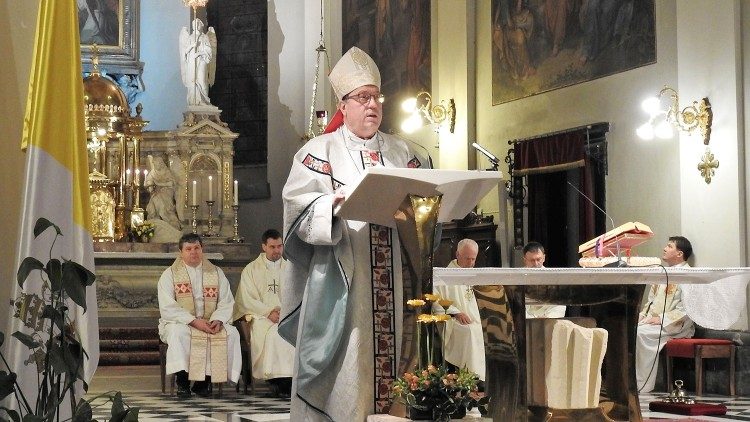 Mons Alojzij Cvikl ha presiedutto la messa e ha conferito unzione degli infermi nella chiesa di san Pietro a Lubiana 2.jpg