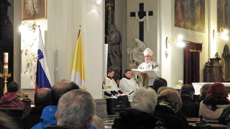 Mons Alojzij Cvikl ha presiedutto la messa e ha conferito unzione degli infermi nella chiesa di san Pietro a Lubiana 3.jpg