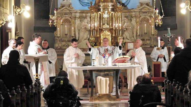 Mons Alojzij Cvikl ha presiedutto la messa e ha conferito unzione degli infermi nella chiesa di san Pietro a Lubiana 6.jpg