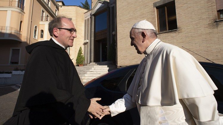 Papež Frančišek in predstojnik p. Giuseppe Caruso med obiskom Augustinianuma.