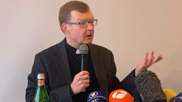 Pater Hans Zollner SJ bei einer Pressekonferenz
