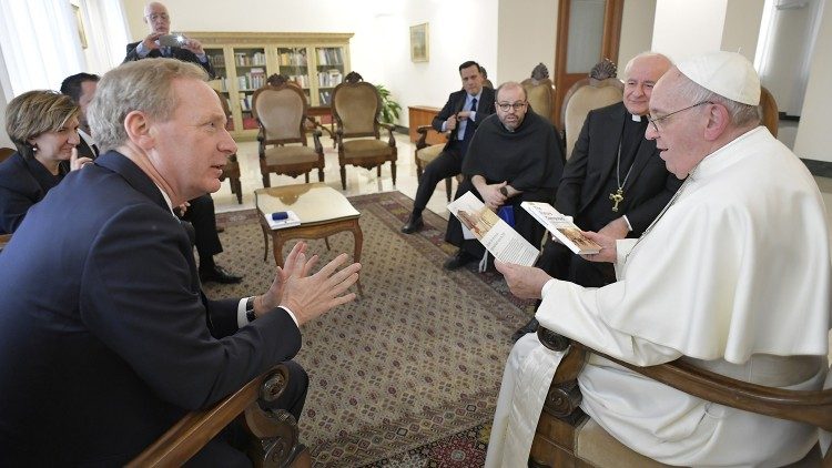 Papež Frančišek se je danes zasebno srečal s predsednikom Microsofta.