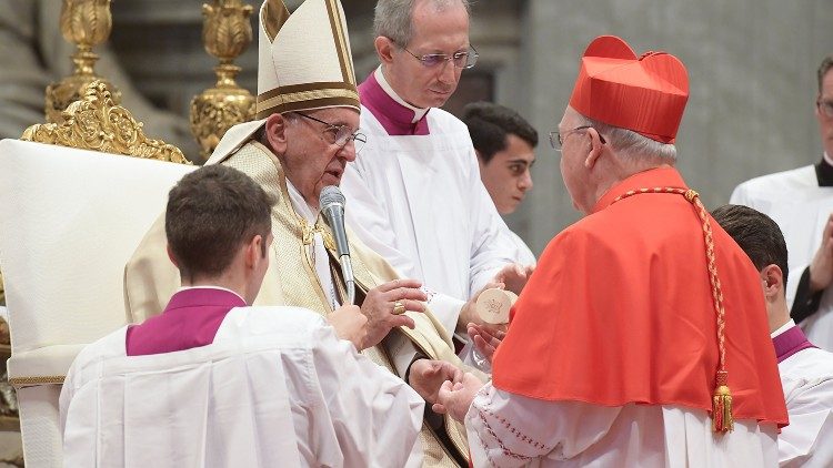 Papa Francisko amemteua Kardinali Kevin Joseph Farrell kuwa Camerlengo wa Kanisa Katoliki.
