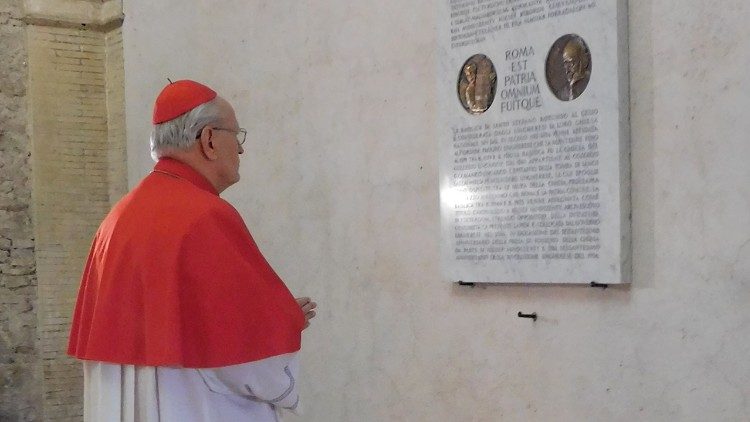 Kardinal Erdö beim Gebet in Mindszentys römischer Titelkirche