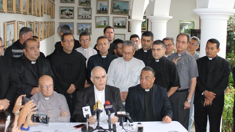 Bischof Mario Moronta (Mitte) liest seinen Brief an Maduro vor