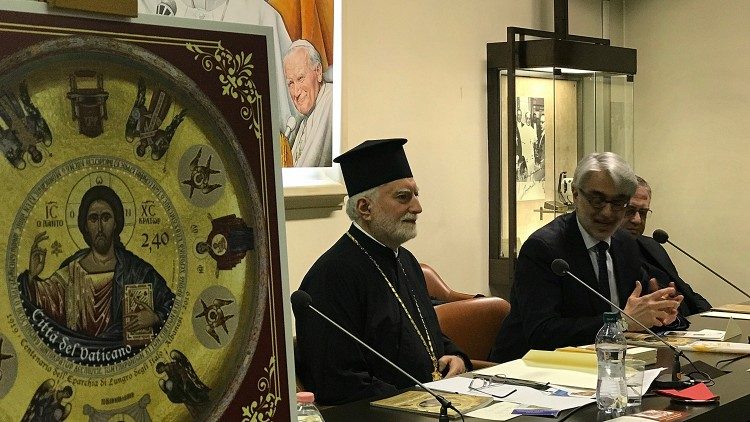 Donato Oliverio püspök a Pantokrátor Krisztust ábrázoló bélyeg bemutatóján