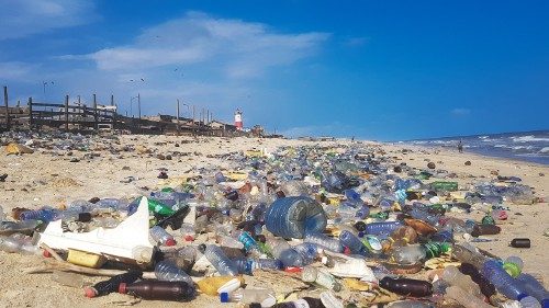 Alarme da Caritas papuásia: o plástico está destruindo a criação