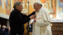 2019.02.20 Papa Francesco indossa la stola di Don Diana05.jpg
