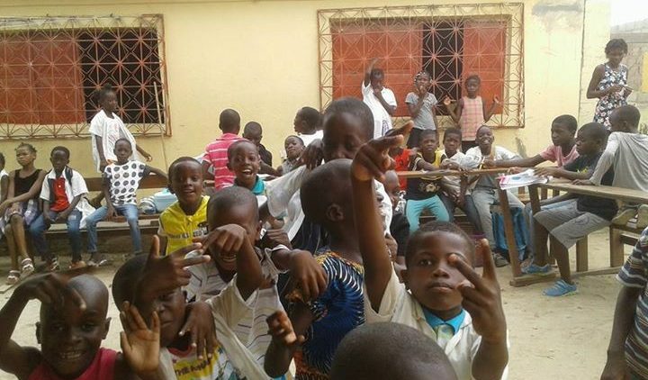 Grupo de crianças no Bairro Campismo de Luanda, em Angola