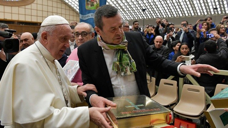 Martin Wiedmann überreicht Papst Franziskus die Rekord-Bibel (Generalaudienz vom 20. Februar 2019)