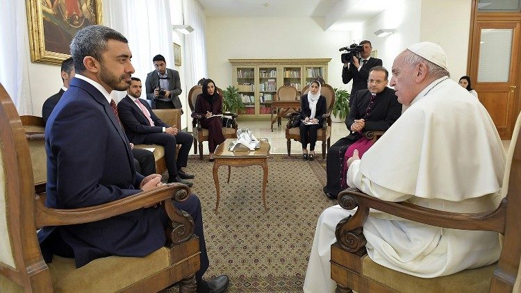 Le Pape en conversation avec le ministre émirati des Affaires étrangères.