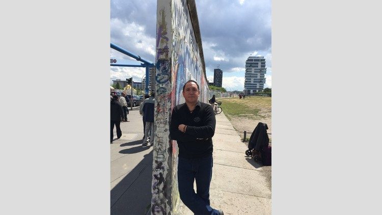 Guillermo Anderson en Berlín, en una de sus giras, visitando el Muro