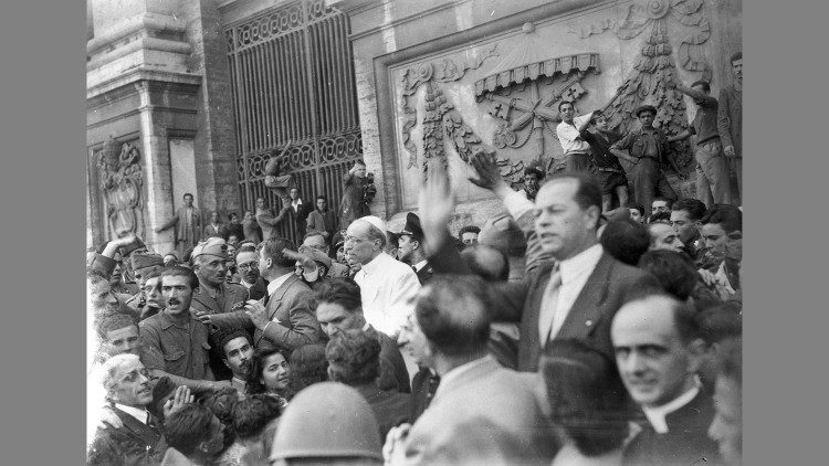 1943 - Pio XII a Roma sui luoghi del bombardamento, in primo piano a destra il Sostituto Montini