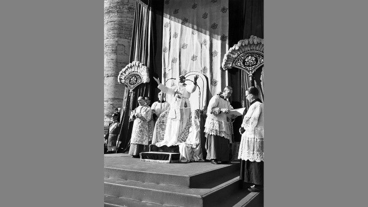 1950 - Durante l'anno giubilare Pio XII  istituisce il dogma dell'Assunzione di Maria