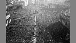 2019.02.27 Pio XII 1950 piazza piena.jpg