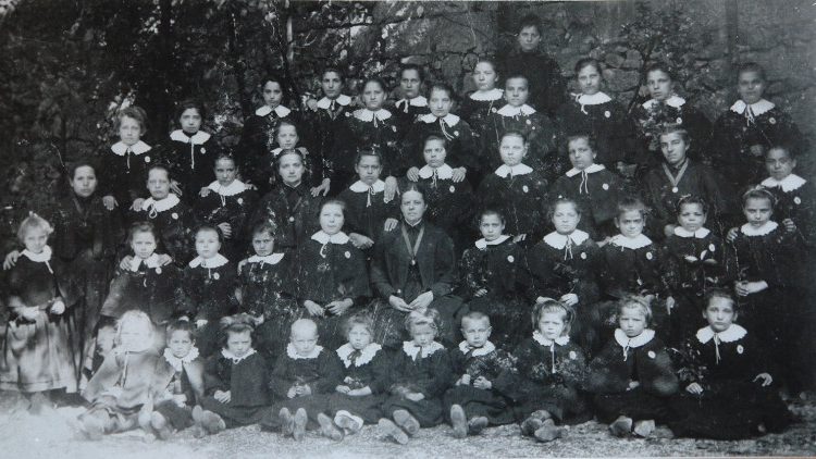 Marija Kozulić 1896. godine s djecom u  novoosnovanom Zavodu