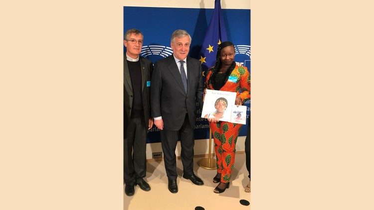 Augusta en el Parlamento Europeo con el presidente Antonio Tajani 