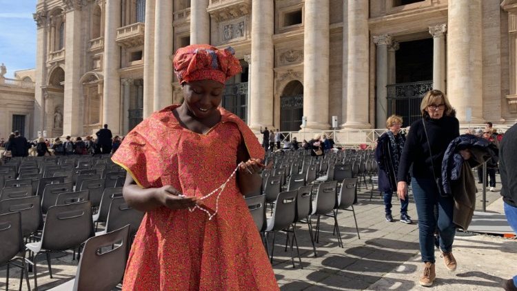 Augusta Ngombu Gboli tiene en sus manos el rosario que le dio el Papa