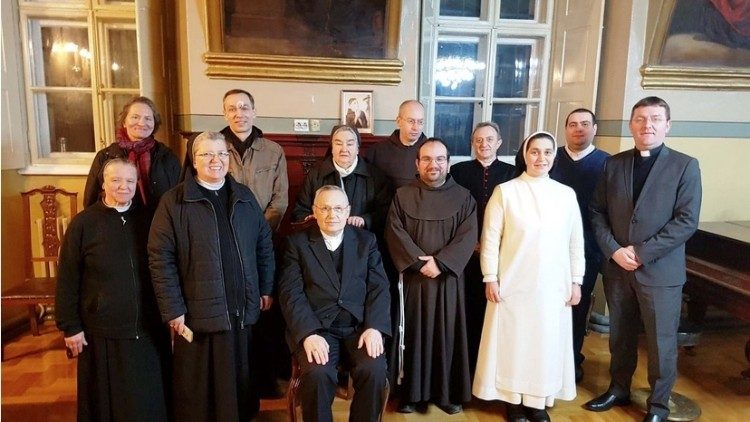 Subotički biskup Ivan Penzeš zajedno sa svećenicima, redovnicima i redovnicama