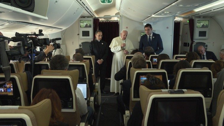  Papa, në avion, me gazetarët
