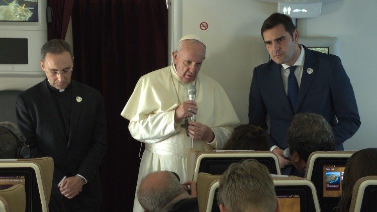 Папа Франциск по време на срещата с журналистите на връщане от Мароко
