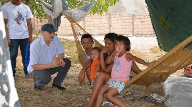 P.Jaime Patias visita família que vive em uma tenda emprovisada no Bairro Pintolândia..jpg