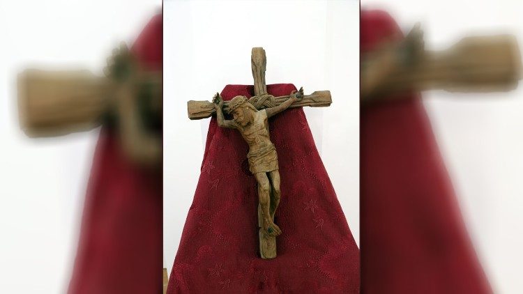 Crucifijo donado por Papa Francisco.  Obra de Alexis Leyva Machado
