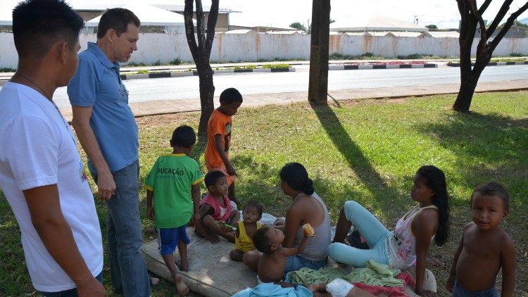 Mães warao com crianças conversam com P. Luiz C. Emer no Parque ao lado do Abrigo Pintolândia em Boa Vista RR (1aem.jpg