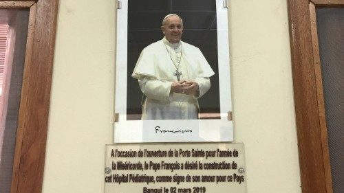 Papež v video sporočilu med odprtjem otroške bolnišnice v Banguiju: Nisem pozabil!
