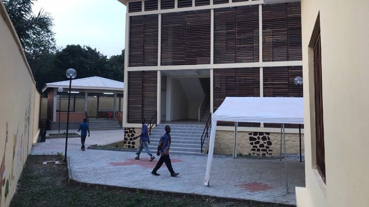 Dvorište obnovljene i proširene dječje bolnice u Banguiju