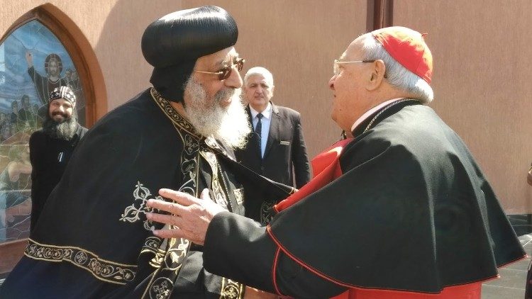 Foto de arquivo: com o cardeal Leonardo Sandri, o patriarca e primaz da Igreja copta ortodoxa, Tawadros II