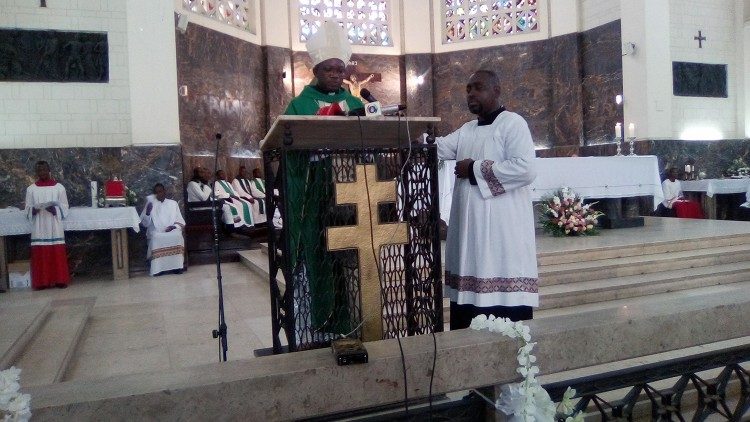 Askofu Juliasse Ferreira akiwa katika Kanisa Kuu la Maputo Msumbiji