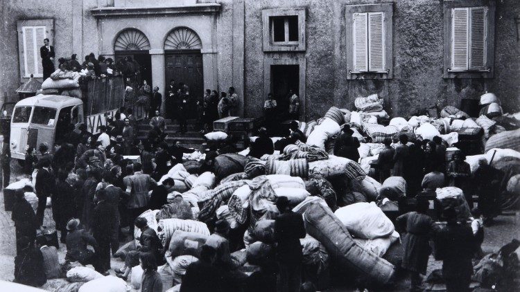 Aiuti agli sfollati durante la Seconda Guerra Mondiale (Archivio Santa Sede)