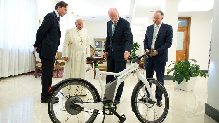 Francesco riceve in dono una bici elettrica (settembre 2015)