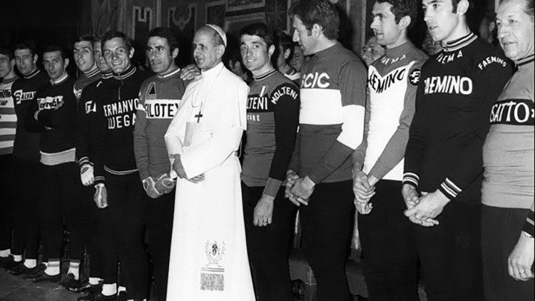 Papa Paolo VI con Bartali e altri ciclisti