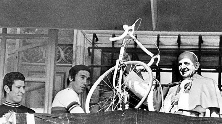 Папа Павел VI с велосипедистами