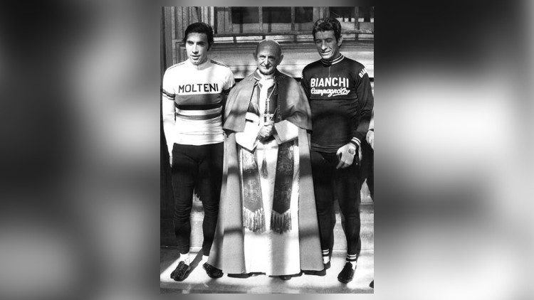El Papa Pablo VI entre los ciclistas Felice Gimondi y Eddy Merckx.