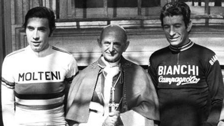  Papa Paolo VI tra i ciclisti Felice Gimondi ed Eddy Merckx.
