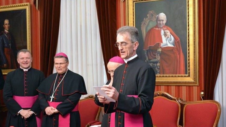 Nadbiskup Đuro Hranić i novoimenovani pomoćni biskup Đakovačko-osječki Ivan Ćurić