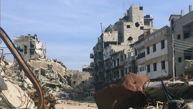 सीरिया में युद्ध के कारण ध्वस्त इमारत