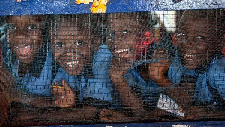 一群喜樂的非洲兒童