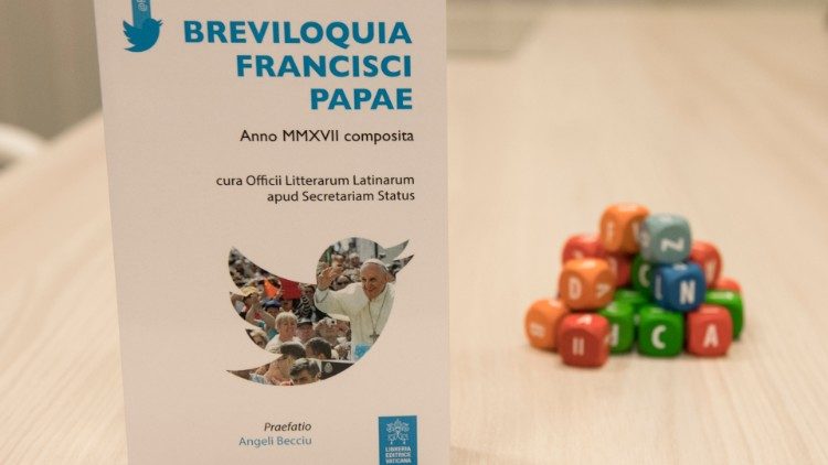 2019.03.13 libro tweet latino_01: Art. Libro FOTO APERTURA PEZZO – ‘Breviloquia Francisci Papae’, Libreria Editrice Vaticana