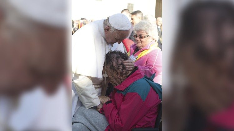Påven Franciskus ger en sjuk man sin apostoliska välsignelse