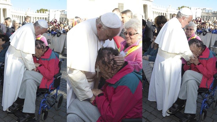 Papa Francisco abençoa doente na Praça São Pedro