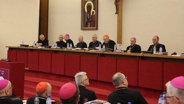 Le cardinal Parolin s'exprimant devant les évêques de Pologne, le 13 mars 2019.